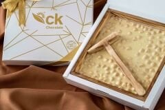 Fildişi Fındıklı Beyoğlu Çikolata Çekiçli Ahşap Kutu 500 g