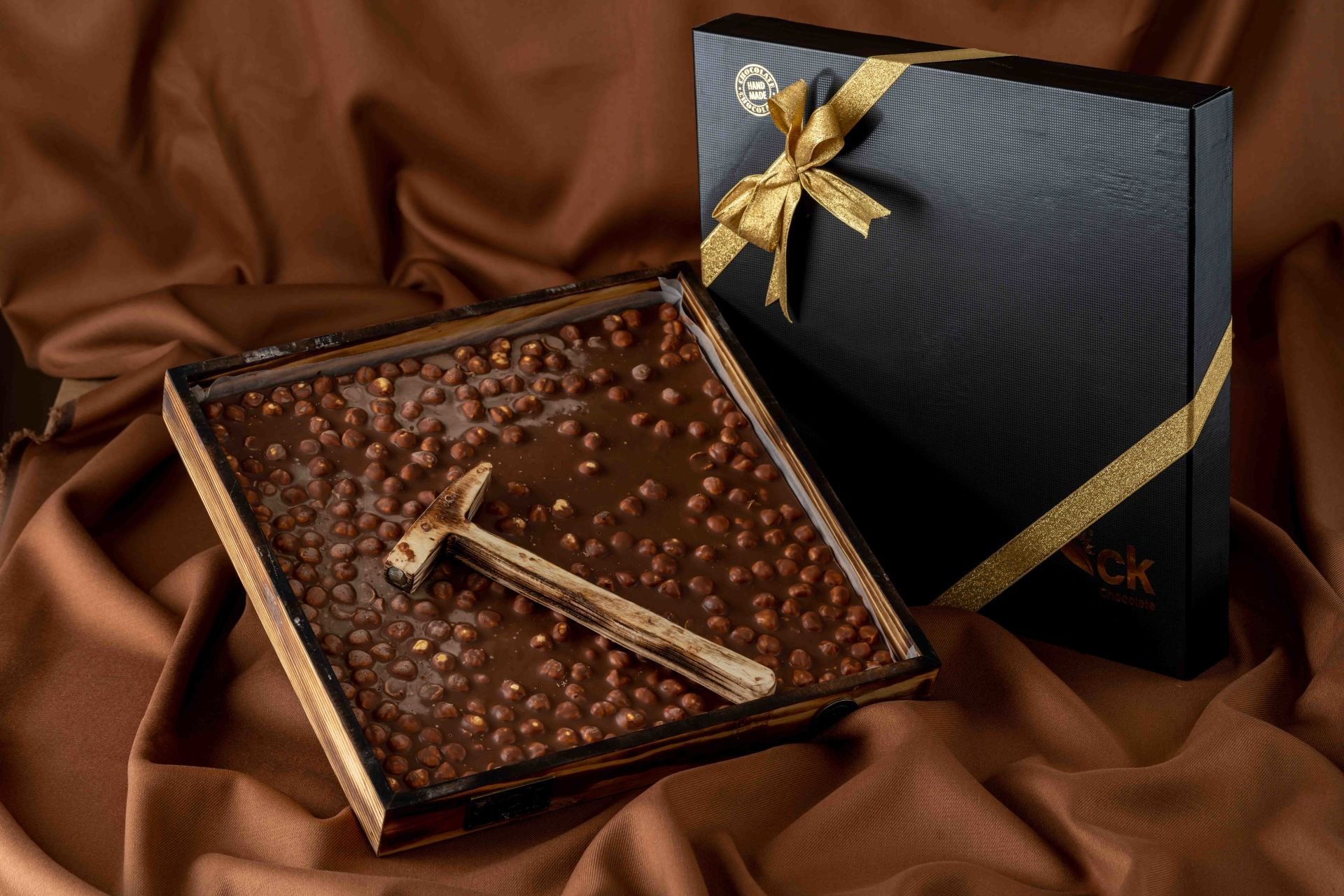 Sütlü Fındıklı Beyoğlu Çikolatası Çekiçli Ahşap Kutu 1000 g