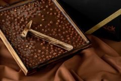 Sütlü Fındıklı Beyoğlu Çikolatası Çekiçli Ahşap Kutu 1000 g