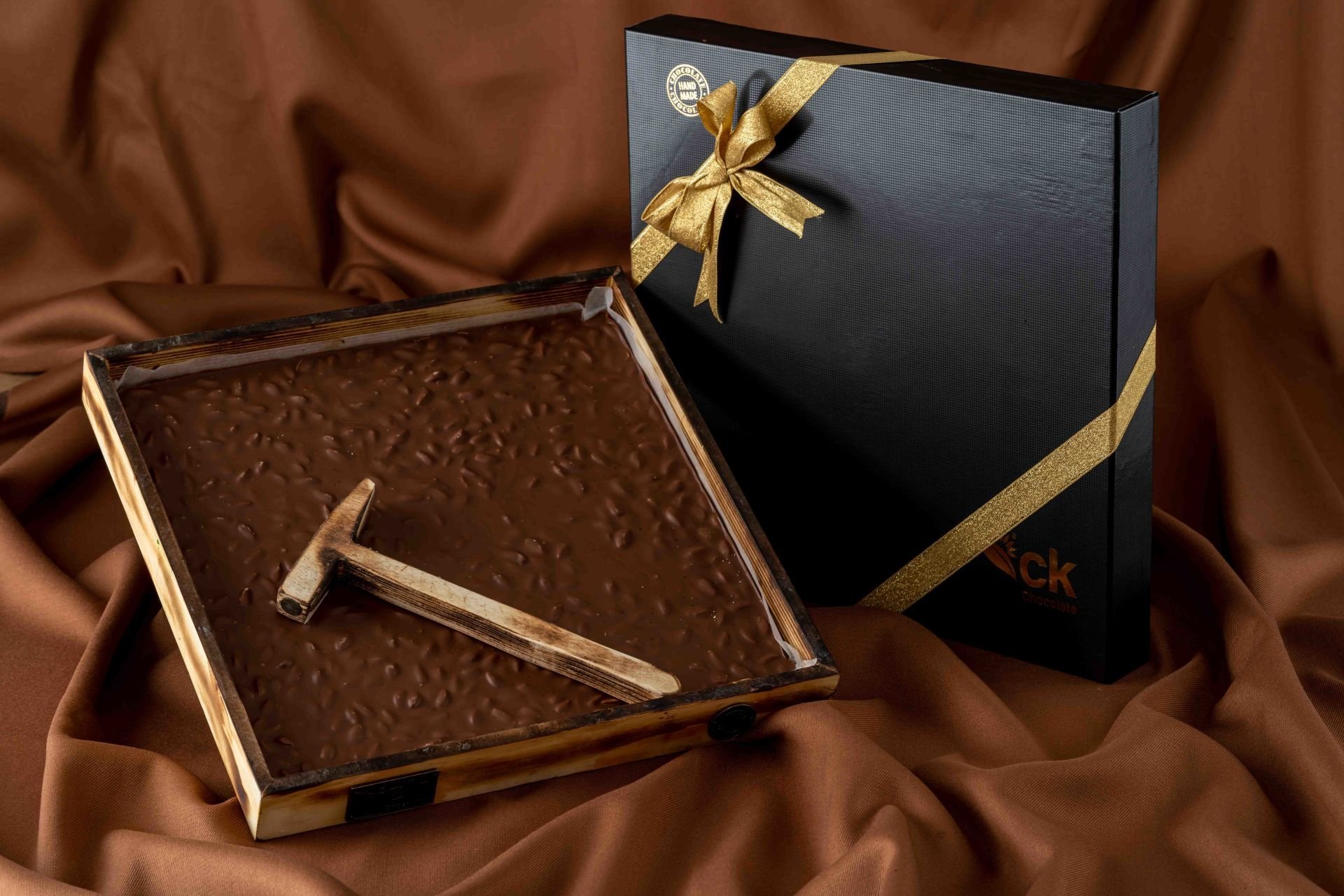 Çekiçli Ahşap Kutu Sütlü Antep Fıstıklı Beyoğlu Çikolata 1000 g