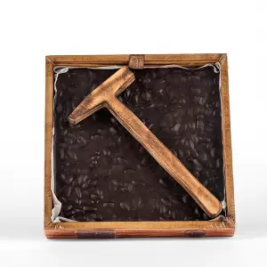 Çekiçli Bitter Fıstıklı Beyoğlu Çikolata 1 kg - Ahşap Kutu