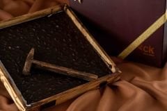 Çekiçli Ahşap Kutu Bitter Antep Fıstıklı Beyoğlu Çikolata 1000 g