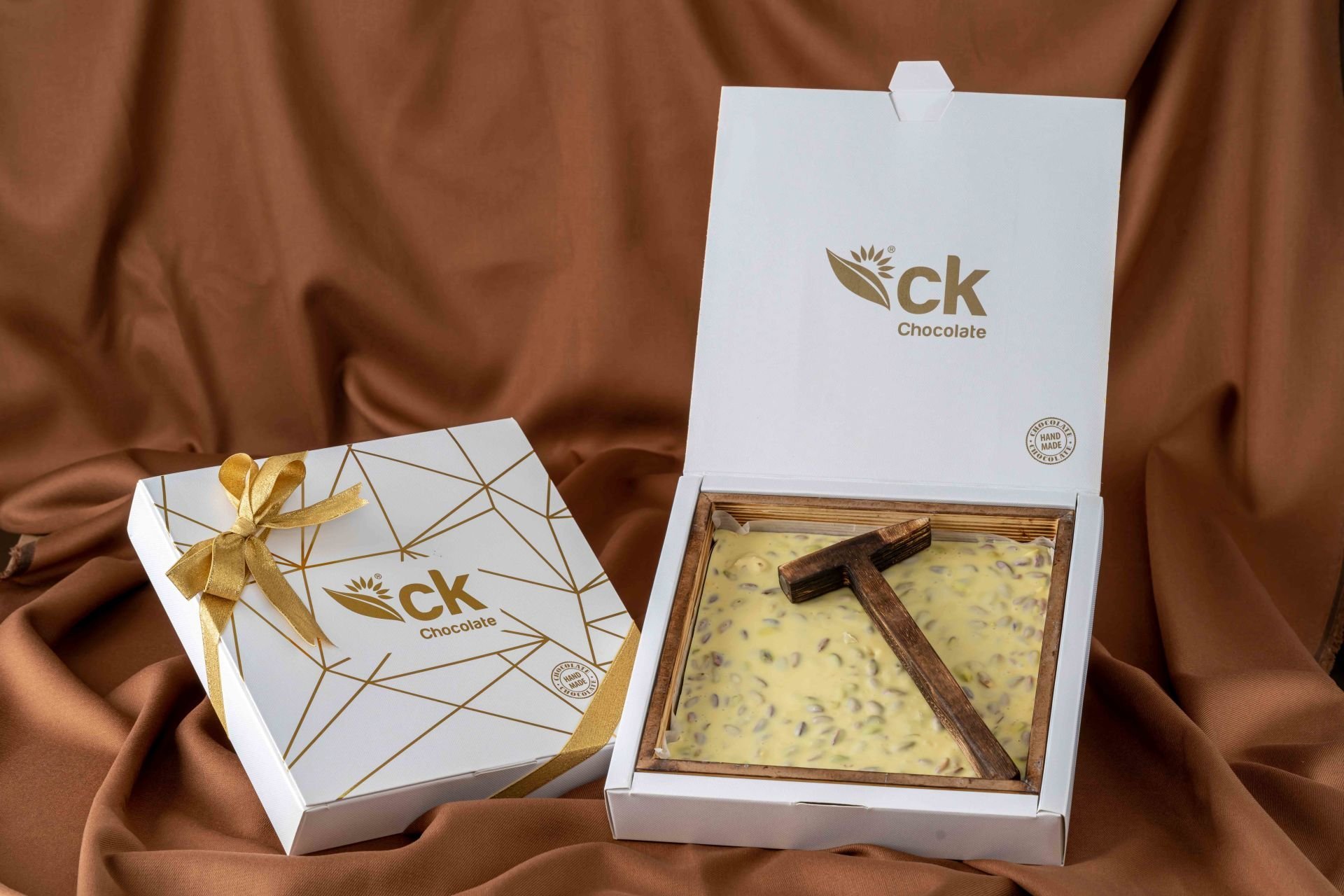 Çekiçli Ahşap Kutu Fildişi Antep Fıstıklı Beyoğlu Çikolata 500 g