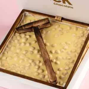 Çekiçli Fildişi Fındıklı Beyoğlu Çikolata 500g - Ahşap Kutu