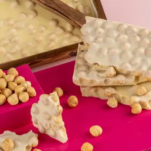 Çekiçli Fildişi Fındıklı Beyoğlu Çikolata 500g - Ahşap Kutu