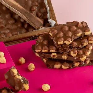 Çekiçli Sütlü Fındıklı Beyoğlu Çikolata 1 kg - Ahşap Kutu