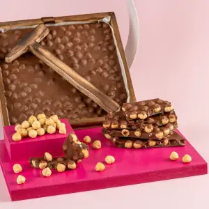 Çekiçli Sütlü Fındıklı Beyoğlu Çikolata 1 kg - Ahşap Kutu