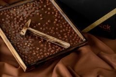 Sütlü Fındıklı Beyoğlu Çikolatası Çekiçli Ahşap Kutu 1000 g