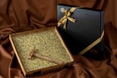 Çekiçli Fildişi Fıstıklı Beyoğlu Çikolata 1kg - Ahşap Kutu