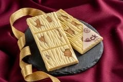 Karamel Bisküvili Beyaz Tablet Çikolata 100 g