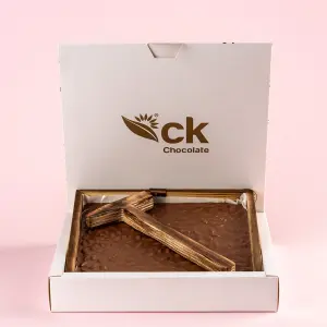 Çekiçli Sütlü Antep Fıstıklı Beyoğlu Çikolata 1kg -  Ahşap Kutu