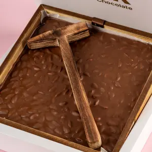 Çekiçli Sütlü Antep Fıstıklı Beyoğlu Çikolata 1 kg -  Ahşap Kutu
