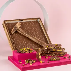 Çekiçli Sütlü Antep Fıstıklı Beyoğlu Çikolata 1kg -  Ahşap Kutu