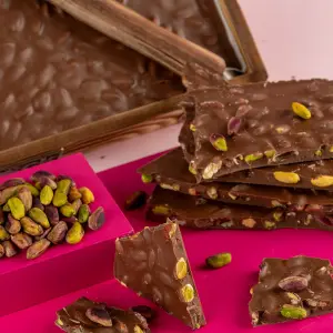 Çekiçli Sütlü Antep Fıstıklı Beyoğlu Çikolata 1kg -  Ahşap Kutu