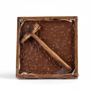 Çekiçli Sütlü Antep Fıstıklı Beyoğlu Çikolata 1kg -  Ahşap Kutu