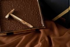 Çekiçli Ahşap Kutu Sütlü Antep Fıstıklı Beyoğlu Çikolata 1000 g