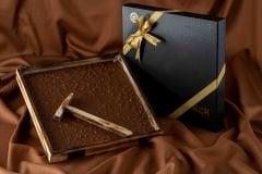 Çekiçli Ahşap Kutu Sütlü Antep Fıstıklı Beyoğlu Çikolata 1000 g