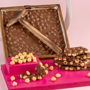 Çekiçli Sütlü Fındıklı Beyoğlu Çikolata 500g - Ahşap Kutu