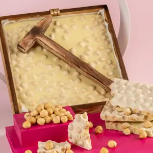 Çekiçli Fildişi Fındıklı Beyoğlu Çikolata 1kg - Ahşap Kutu