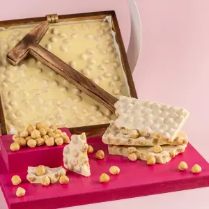 Çekiçli Fildişi Fındıklı Beyoğlu Çikolata 1kg - Ahşap Kutu
