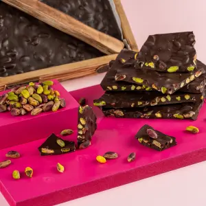 Hammered Dark Beyoğlu Chocolate with Antep Pistachio – 500 g (Wooden Box)