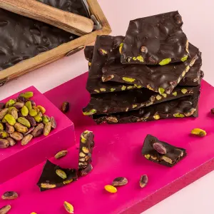 Hammered Dark Beyoğlu Chocolate with Antep Pistachio – 500 g (Wooden Box)